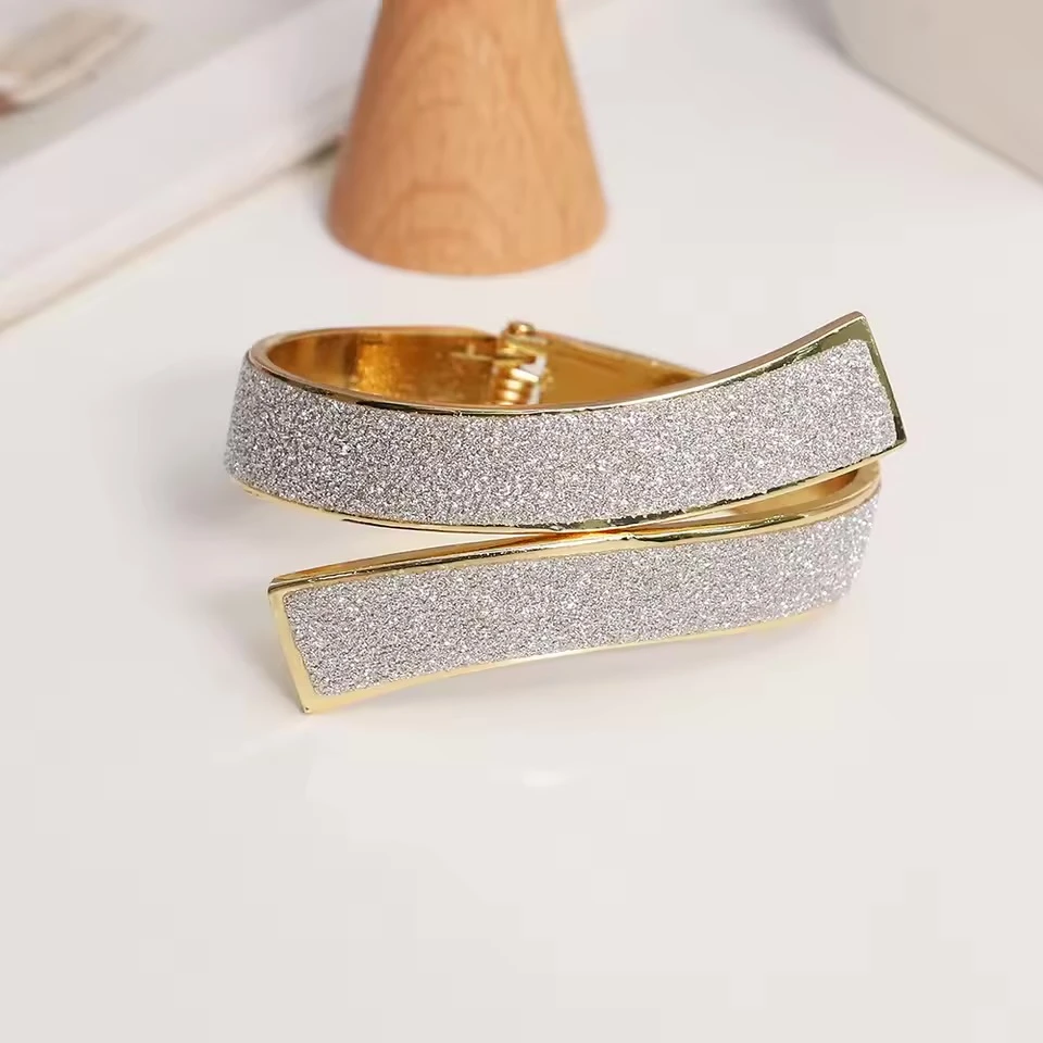 Light luxury high-grade alloy spring curtain clip hole free hook creative storag